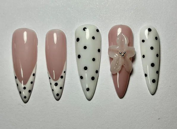 Uñas stiletto: francesa blanca con lunares y flor 3d