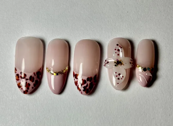 Uñas almendra: nude con francesa animal print y detalles dorados