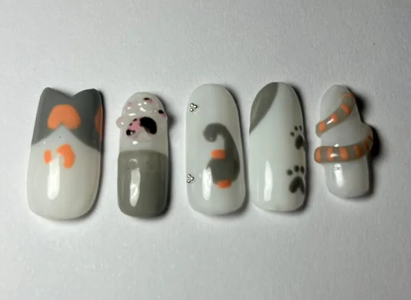 Uñas cuadradas: gatitos en gris y naranjo, con relieve